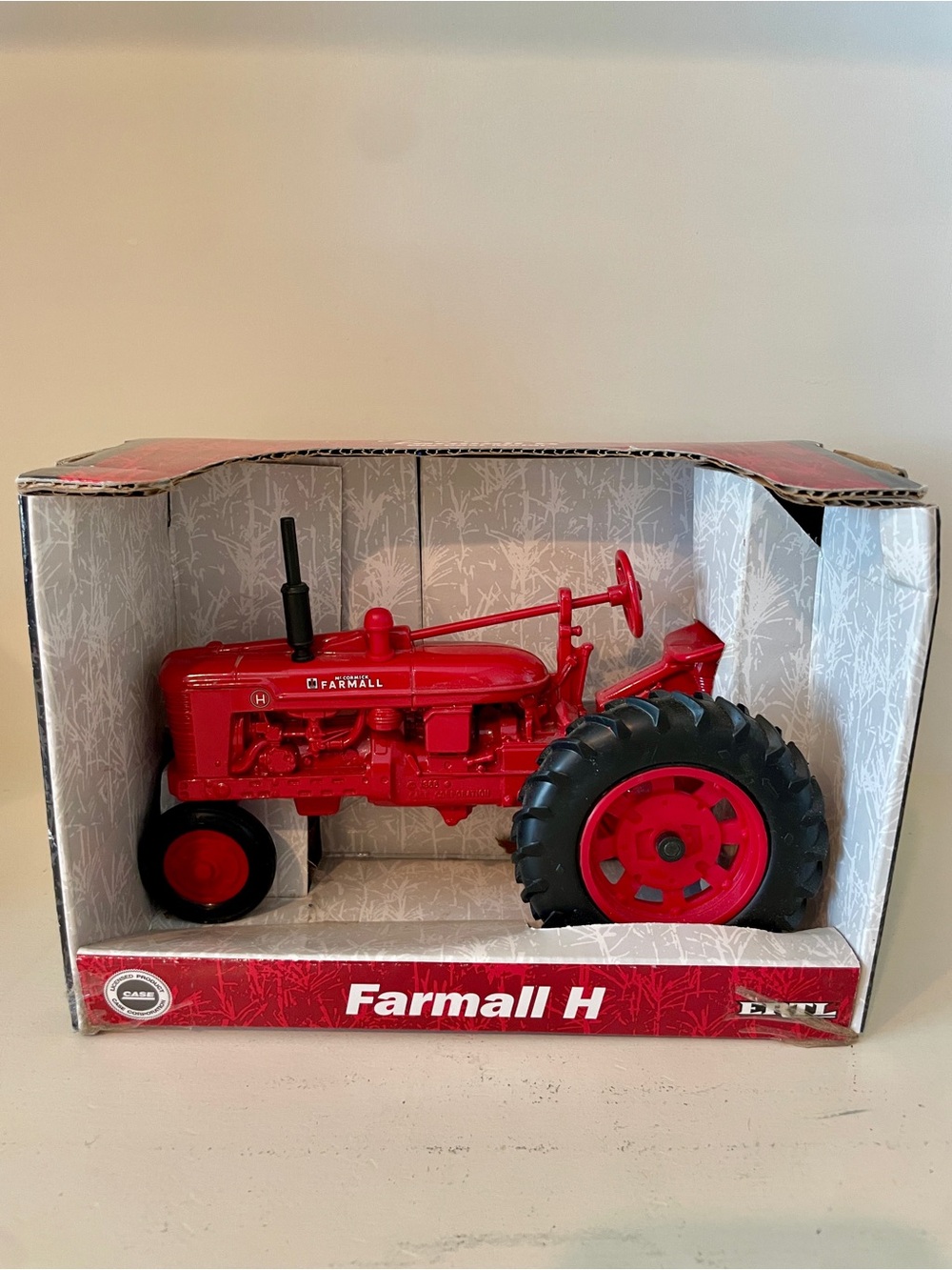 Vintage 1/16 Ertl McCprmick Farmall H die-cast toy tractor 2001 metal in box